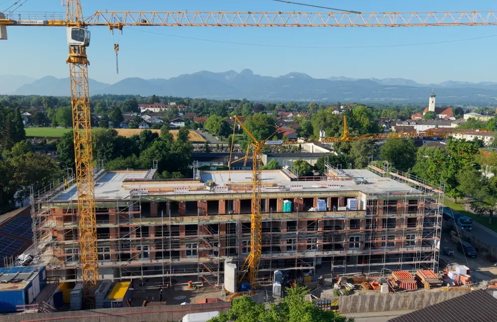 Drohnenaufnahme der Baustelle mit Bergpanorama